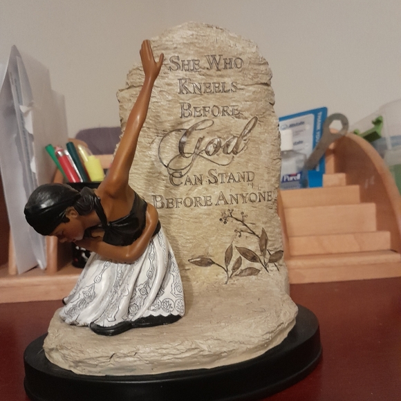 She Who Kneels Statue - Picture 1 of 3